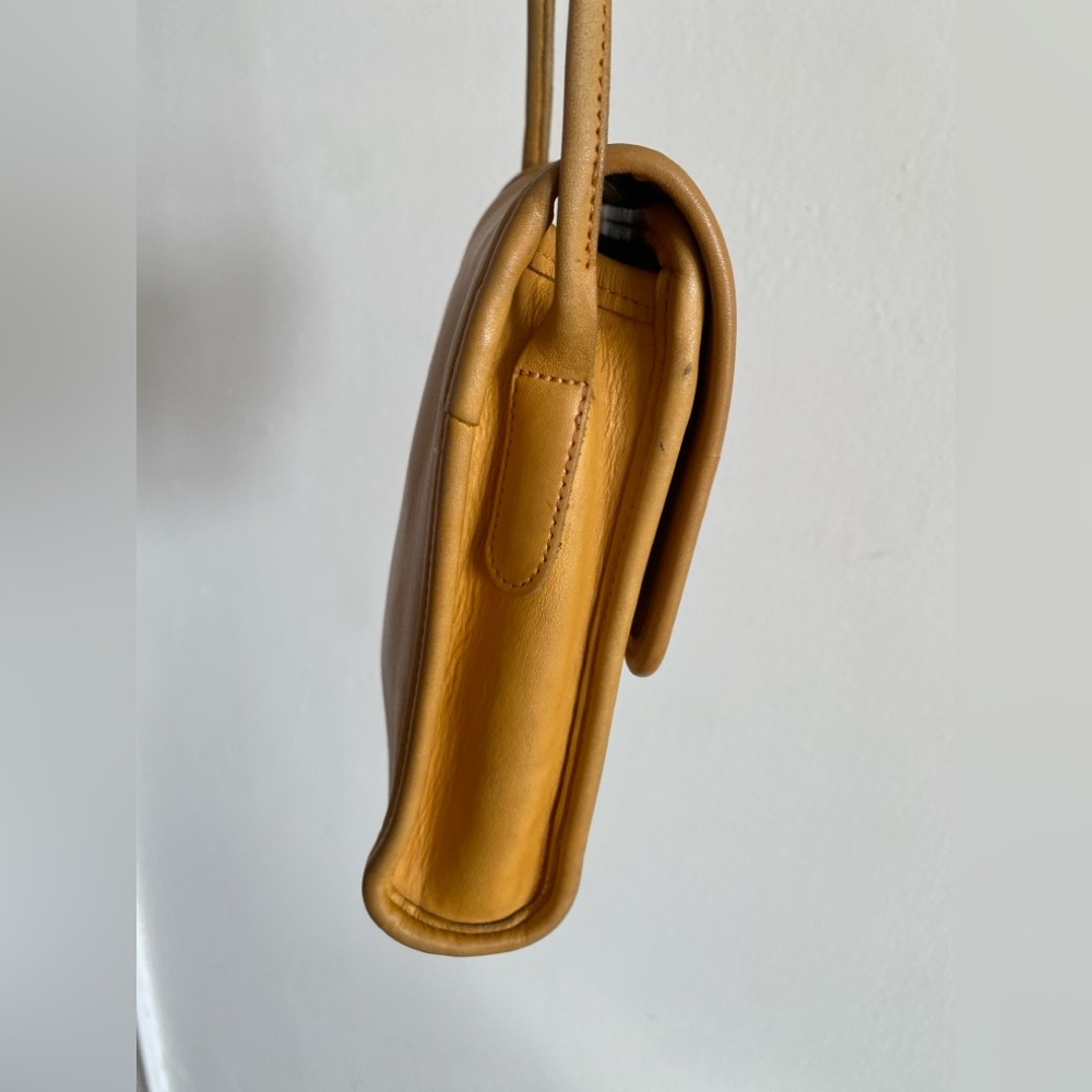 Vintage Coach Yellow Scooter Crossbody Bag (9893) - Picture 4 of 9